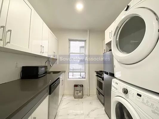 4th image of 22 Saint Nicholas Pl APT 4