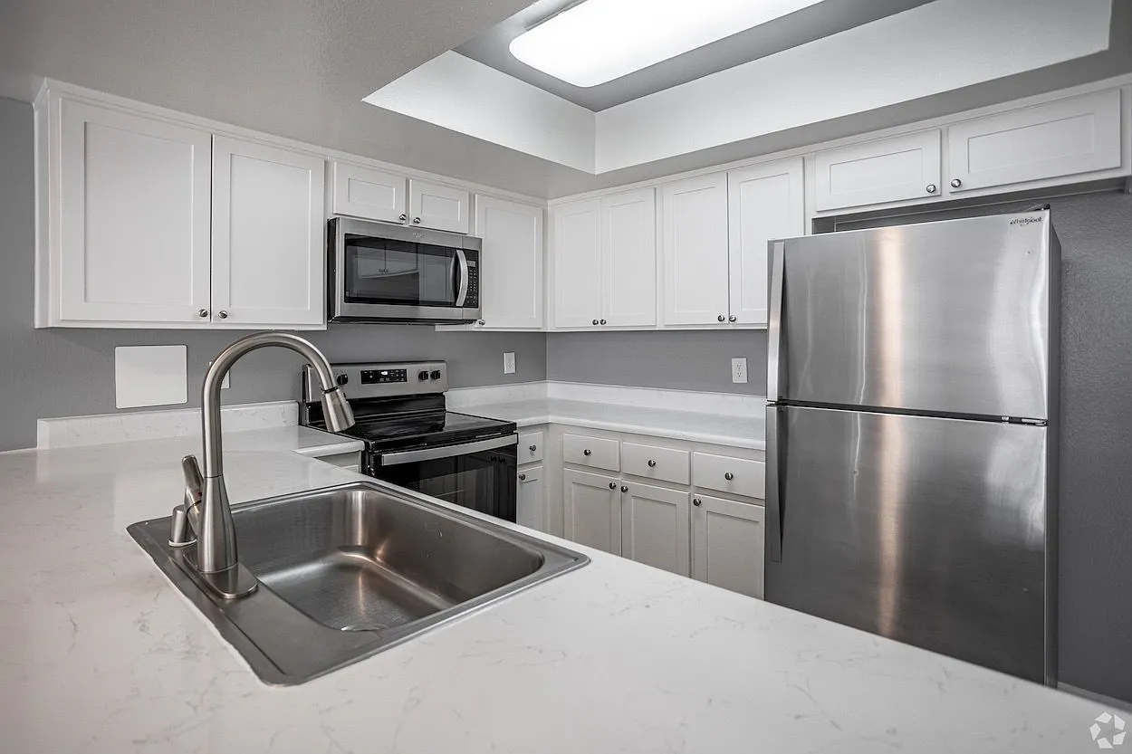 Harbor Cliff Apartments — Photo 2