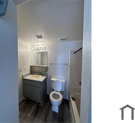 2 bed, 922 sqft, $1,300 — Photo 2