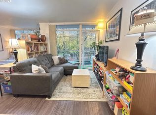 533 NE Holladay St APT 202, Portland, OR 97232