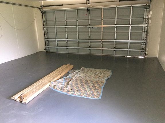 Oversized 2 car garage w/opener