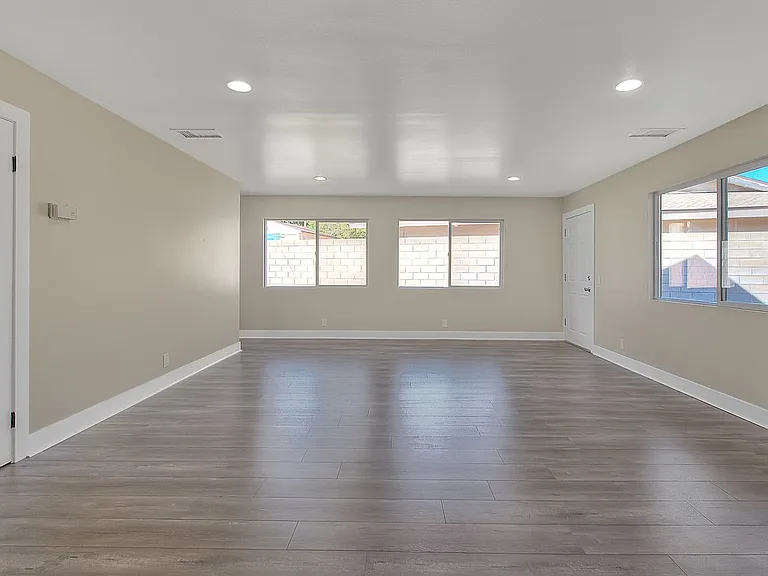 340 W Caroline Ct — Photo 12