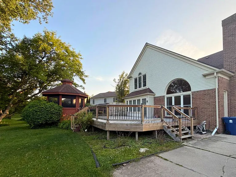 6028 Meadowview Dr — Photo 37