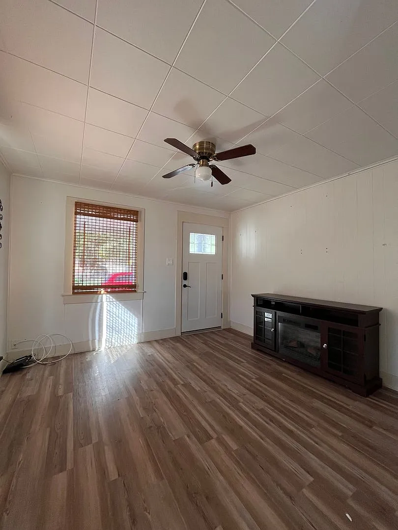 2 bedroom 1 bath house with fenced yard — Photo 4
