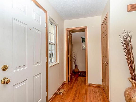 5th image of 384 Sycamore Woods Ln