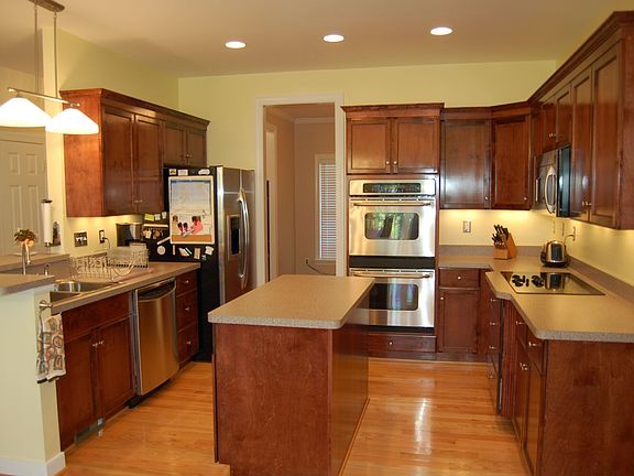 Gourmet Kitchen with upgraded GE appliances