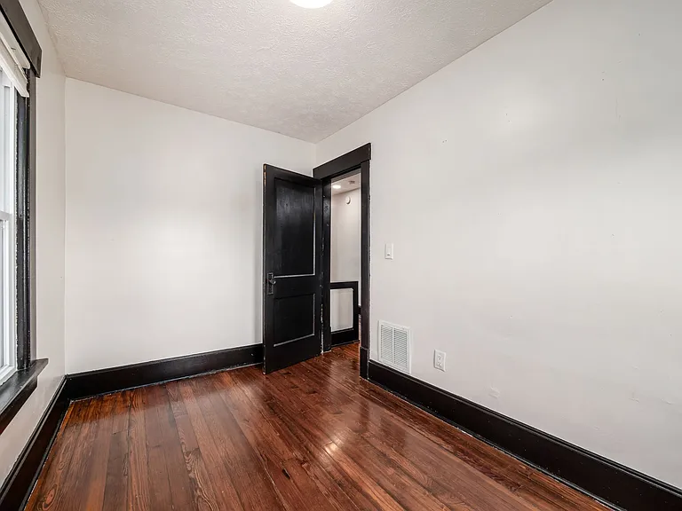 662 E Whittier St #662 — Photo 7