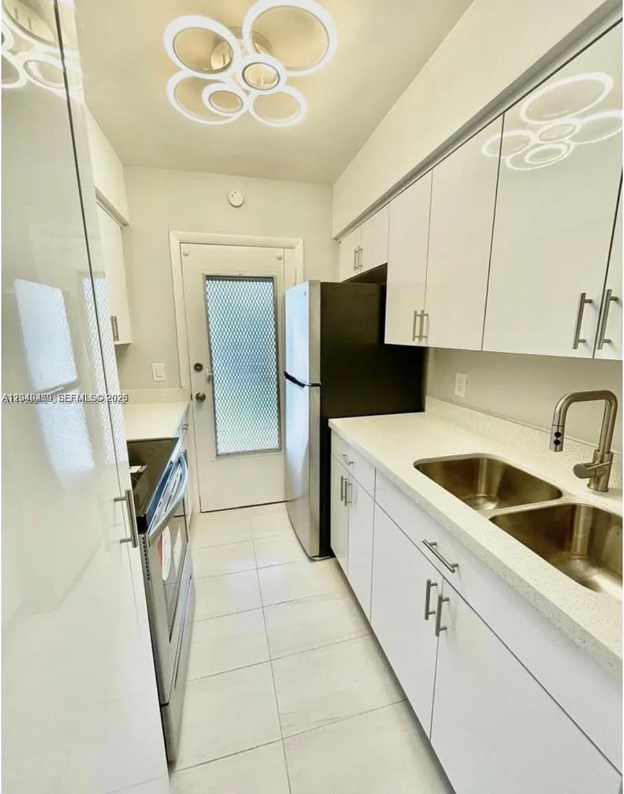 Town & Country Apts Condo — Photo 1