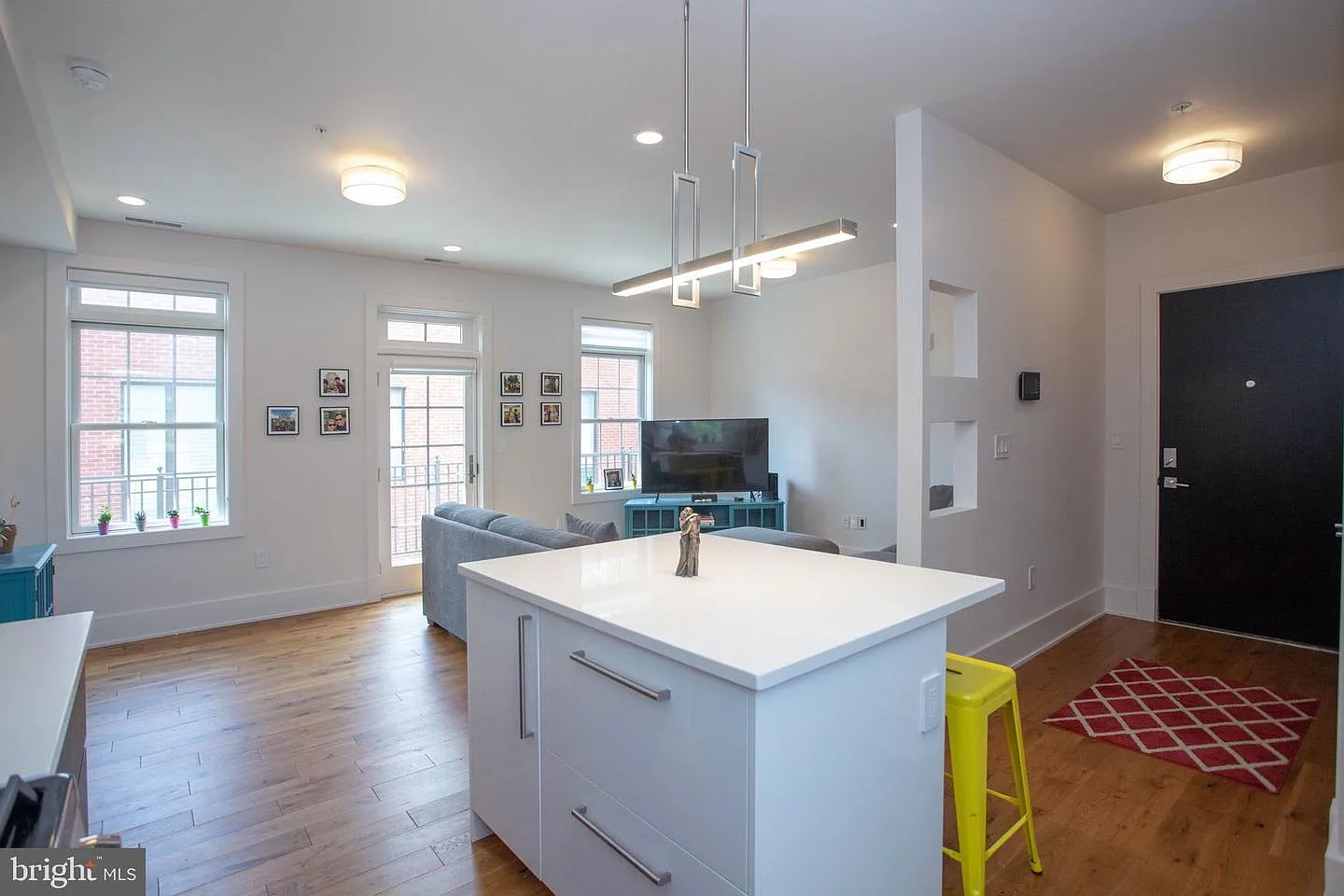 1 bed, 640 sqft, $2,400 — Photo 3