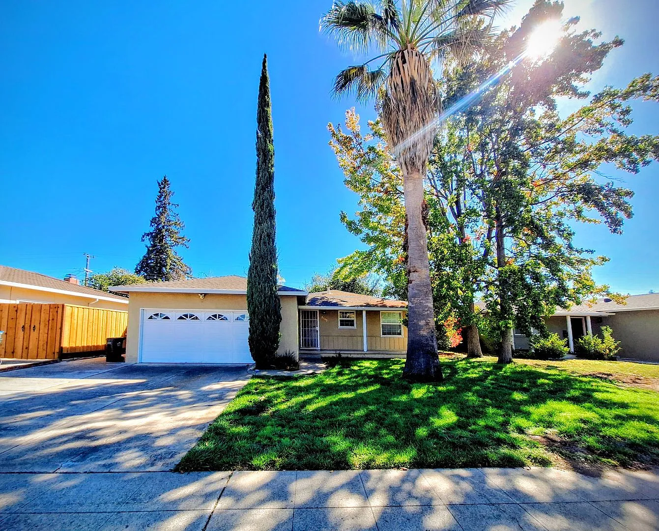 Charming 3bd Single Story House w/Attached Garage — Photo 1