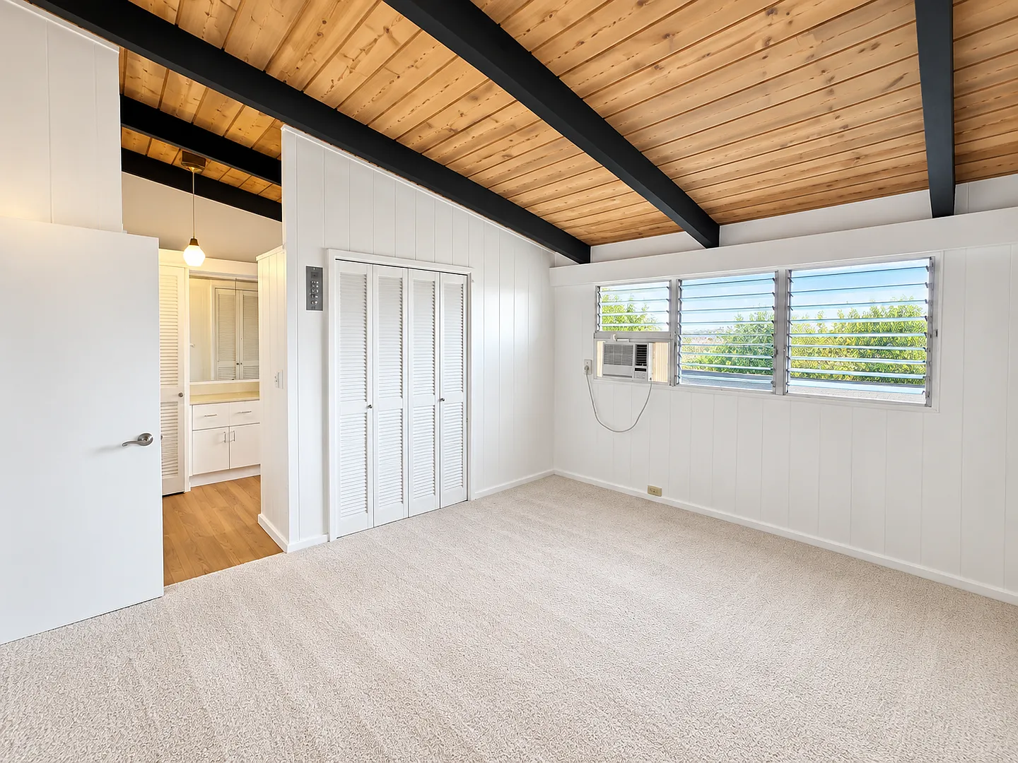 Spacious 4-Bedroom Rental in Manoa — Photo 3