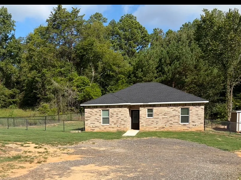3 bed, 1350 sqft, $1,500 — Photo 2