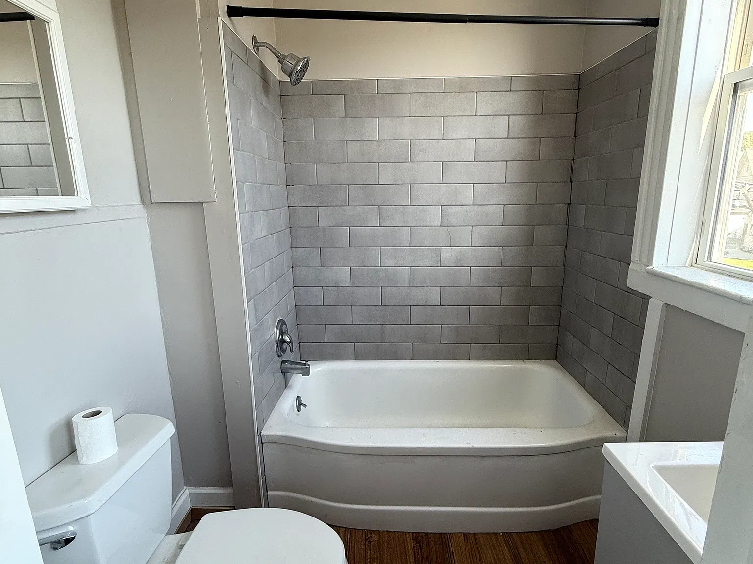 2 bed, 1.0 bath, 5958 sqft, $1,495 — Photo 2