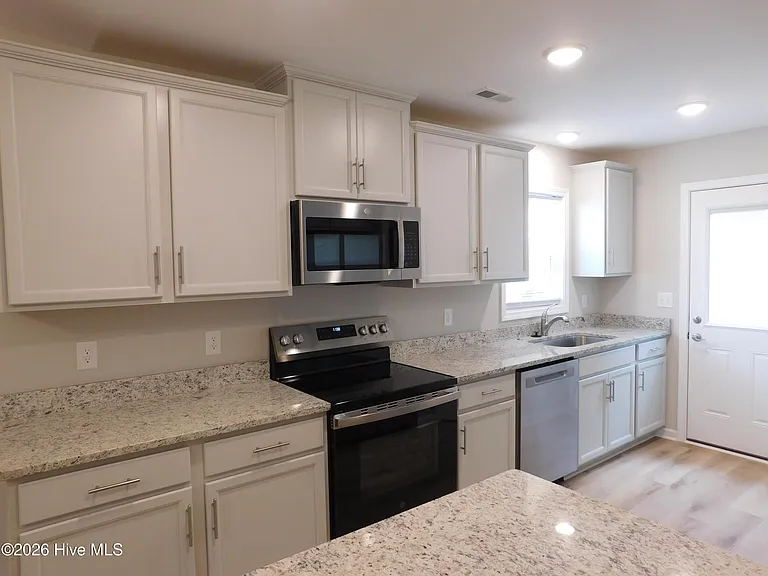 710 N B St — Photo 10