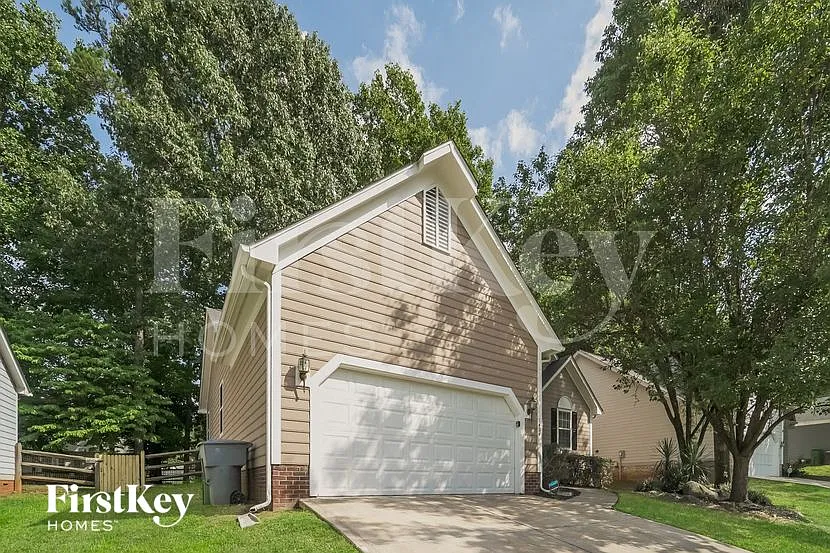 3 bed, 2.0 bath, 1602 sqft, $2,170 — Photo 3
