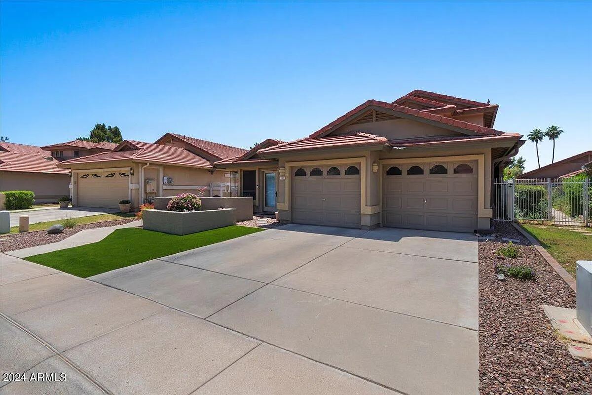 3 bed, 3.0 bath, 2452 sqft, $2,700 — Photo 3