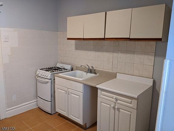 4th image of 19 Montrose Ave #3