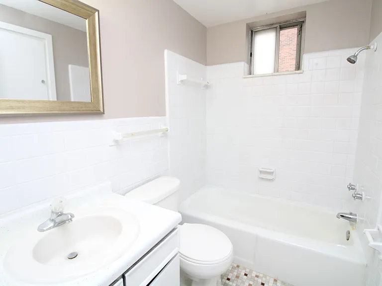902 E Sturgis St — Photo 3