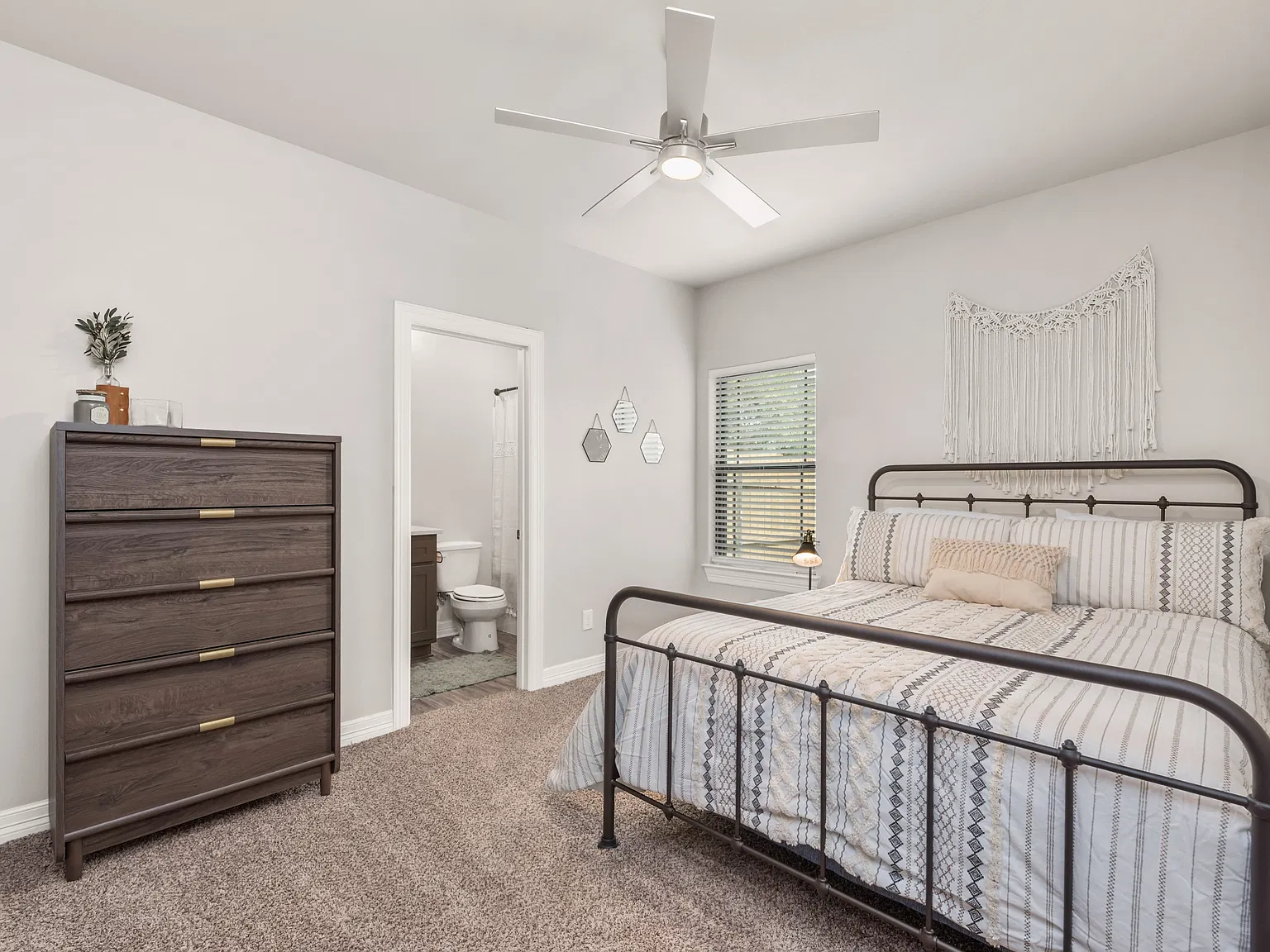 405 Aurora Court - 407 — Photo 3