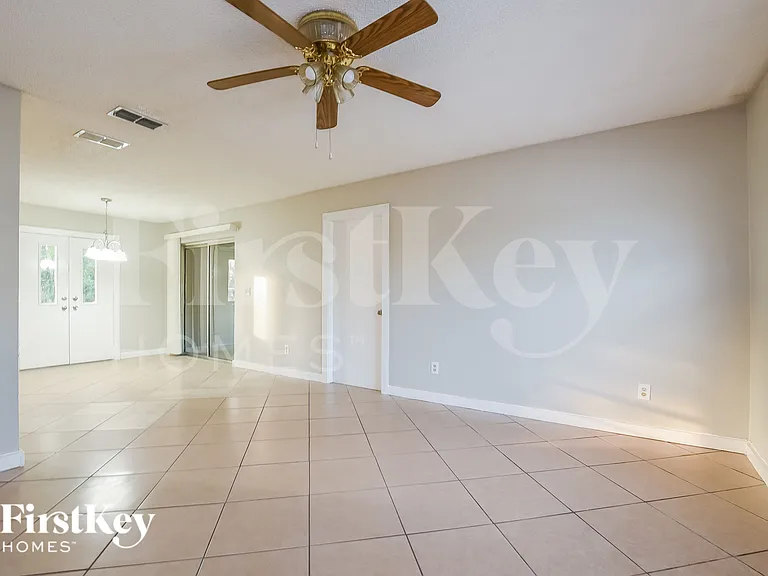 325 Tall Pine Ln — Photo 2
