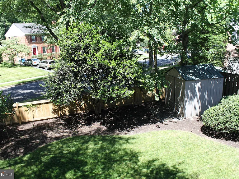 1214 Colonial Rd — Photo 22