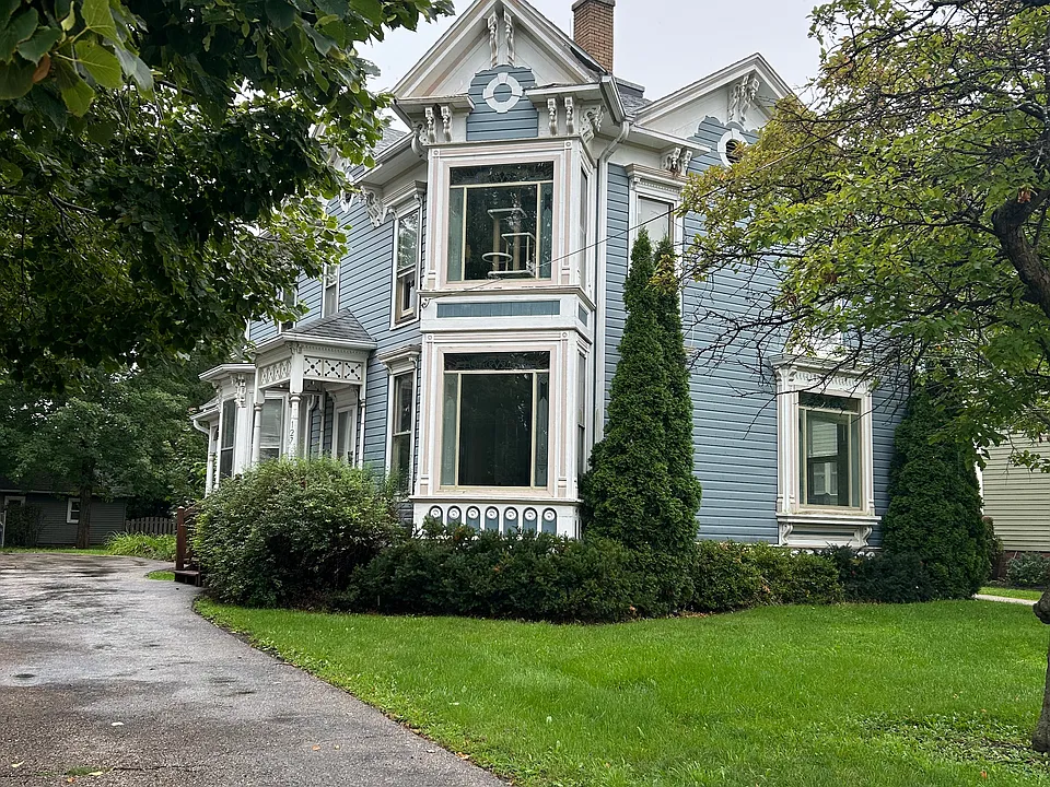 127 W Lincoln Ave #1