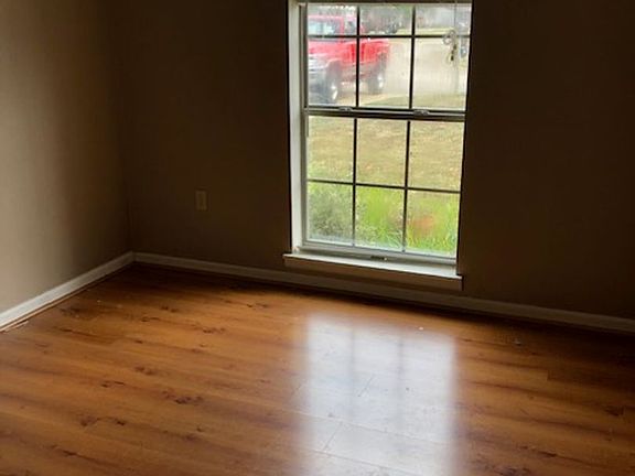 4th image of 315 Village Dr