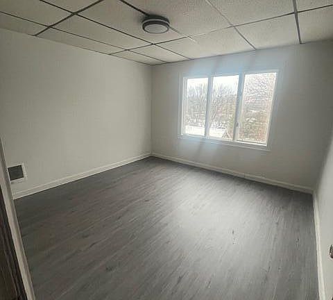 4th image of 28 E Maple St