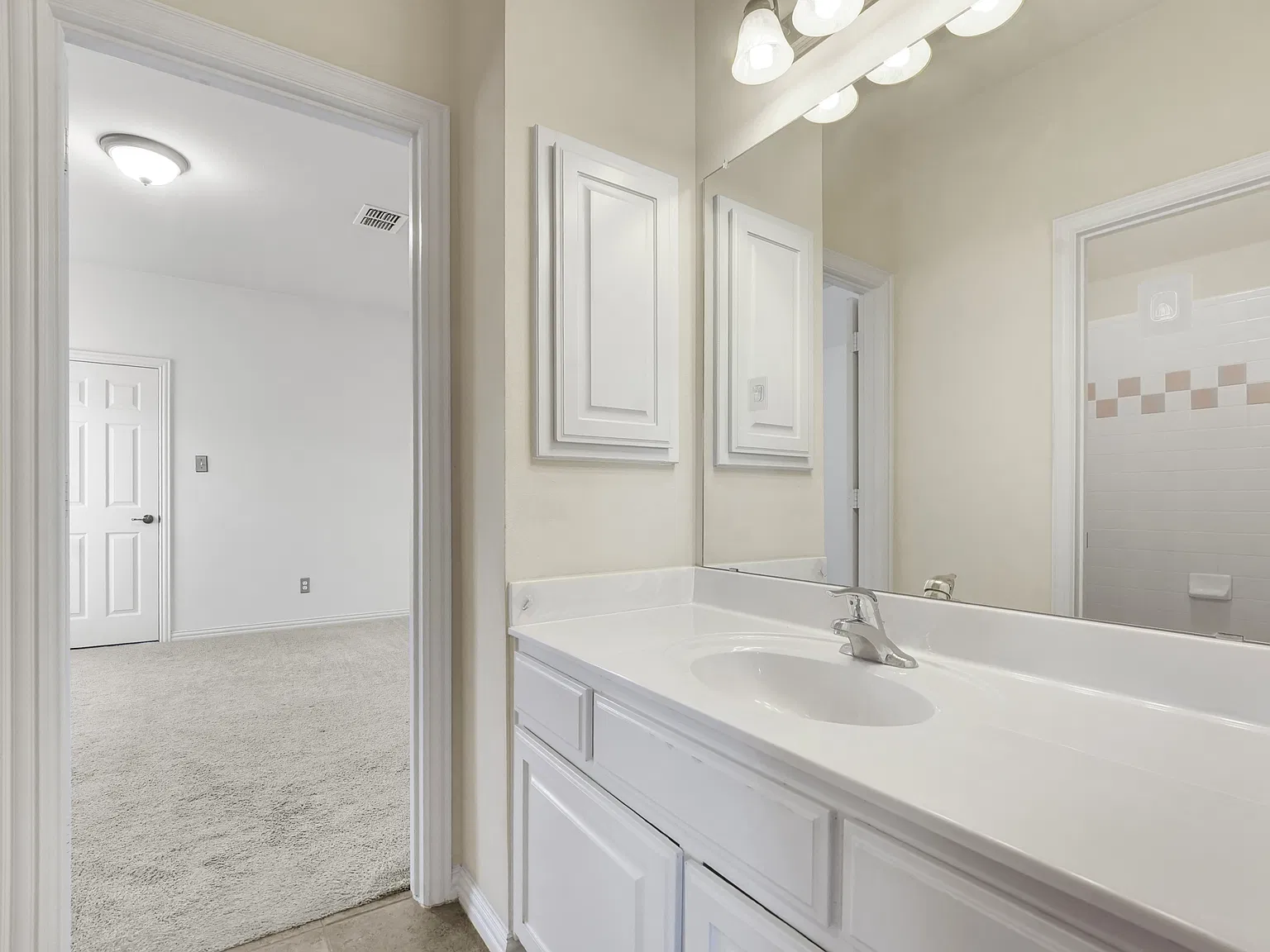 4 bed, 3716 sqft, $4,000 — Photo 4