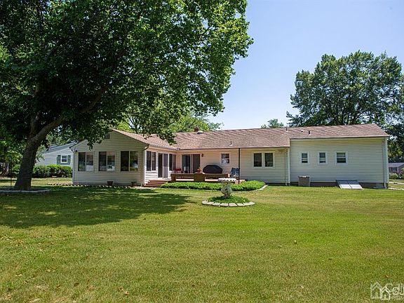 4th image of 1071 Hillside Dr