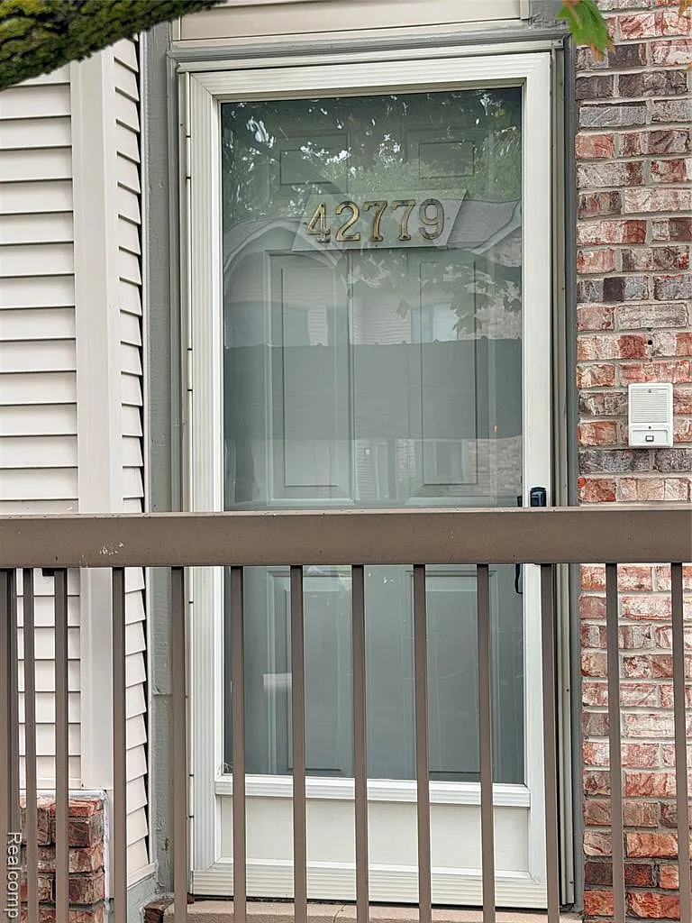 2 bed, 2.0 bath, 1094 sqft, $1,630 — Photo 2