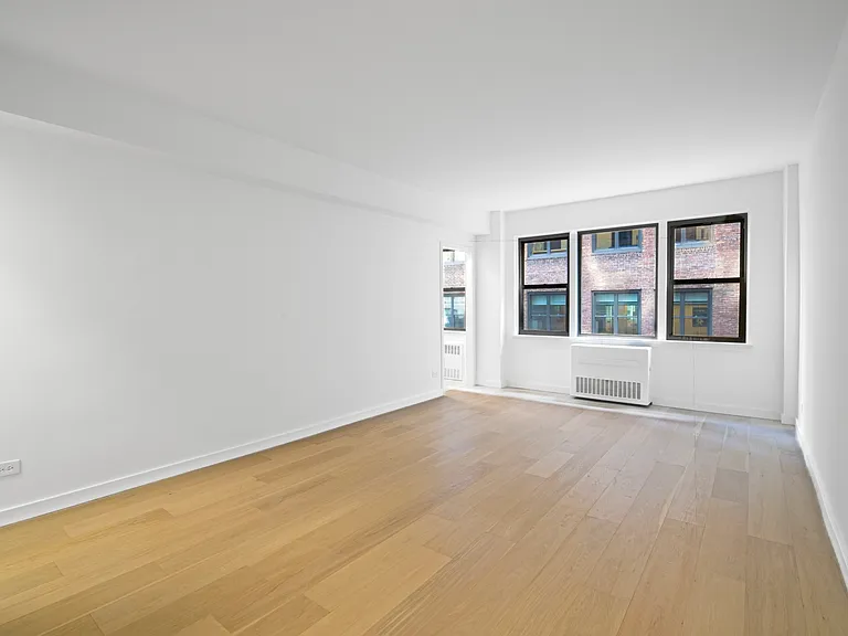 240 E 46th St #8J — Photo 2