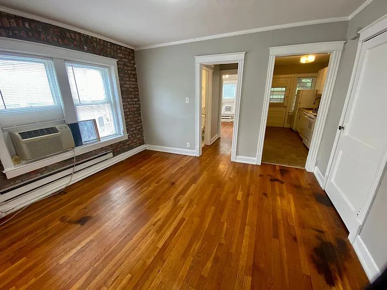 Valentine Place Apartments — Photo 26