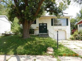 6334 N Randwick Rd, Peoria, IL 61615