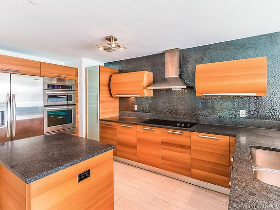 5th image of 2950 NE 188th St APT 527