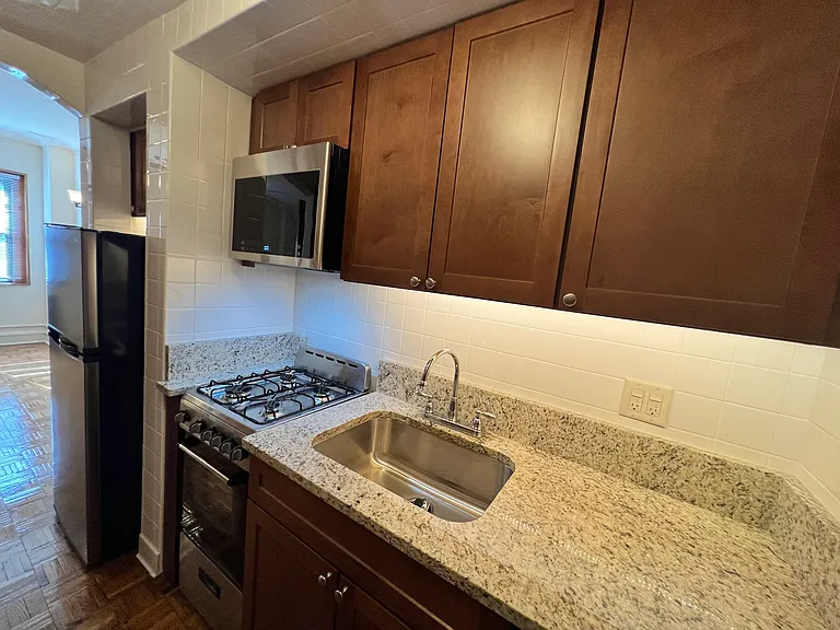 2738 N Pine Grove Ave — Photo 38