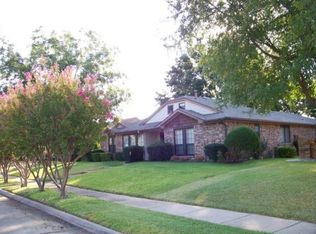 454 Country View Ln, Garland, TX 75043