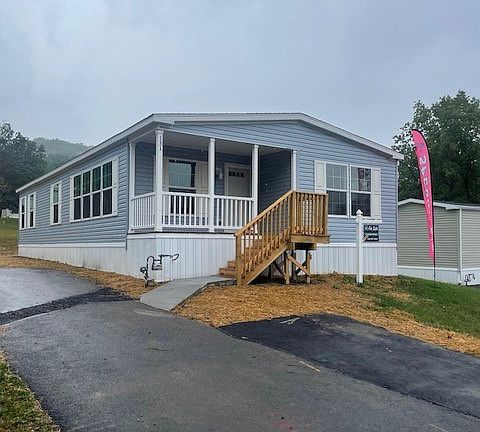 Exterior Image-1-Redman Homes 131CD Camelot Woods