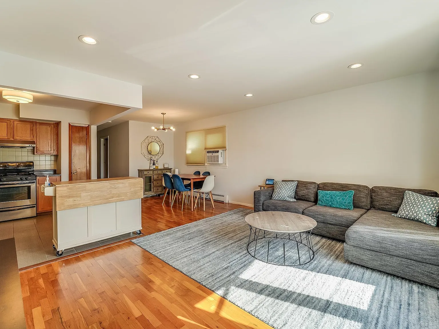 3 bed, 2.0 bath, 1100 sqft, $3,595 — Photo 3