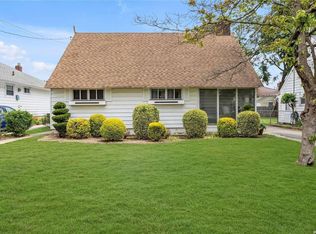 30 Carleton St, Westbury, NY 11590
