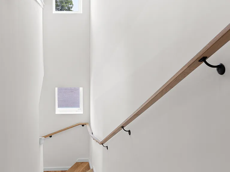 113 E Oldham Ave — Photo 2