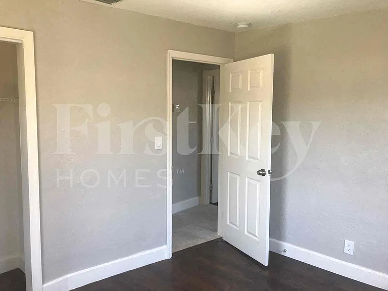 1640 NE 32nd Pl — Photo 8