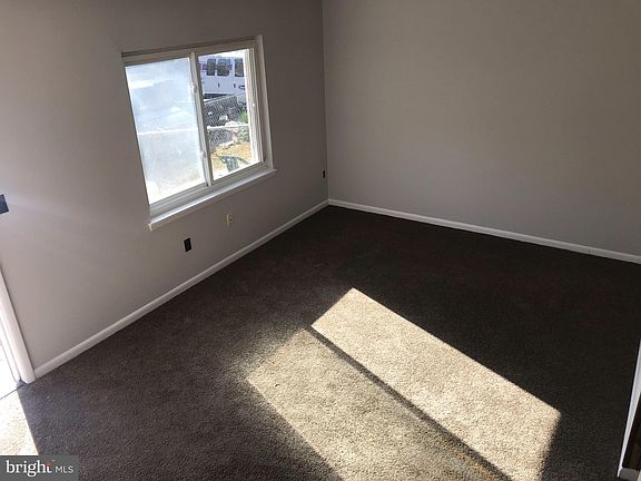 4th image of 46868 Rogers Dr