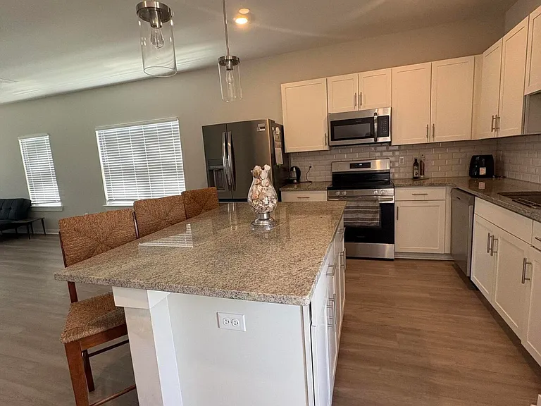 2413 Rushes Ave — Photo 5