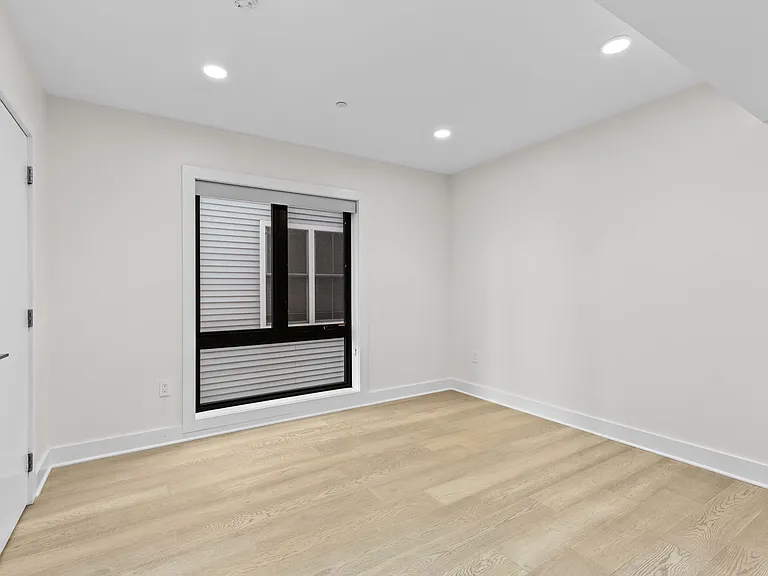 85 Willow Ct #302 — Photo 18