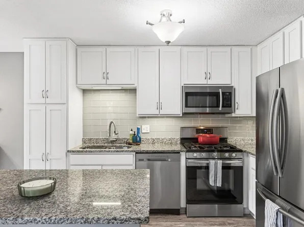 10381 Balsam Ln, Eden Prairie, MN 55347