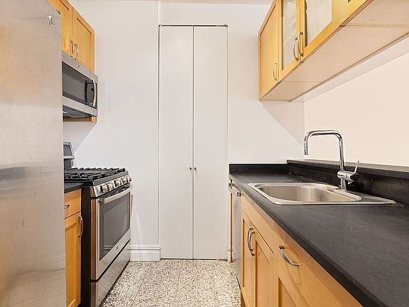3rd image of 401 E 60th St APT 9I