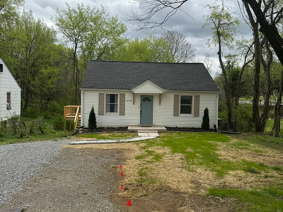 1210 Daniel St