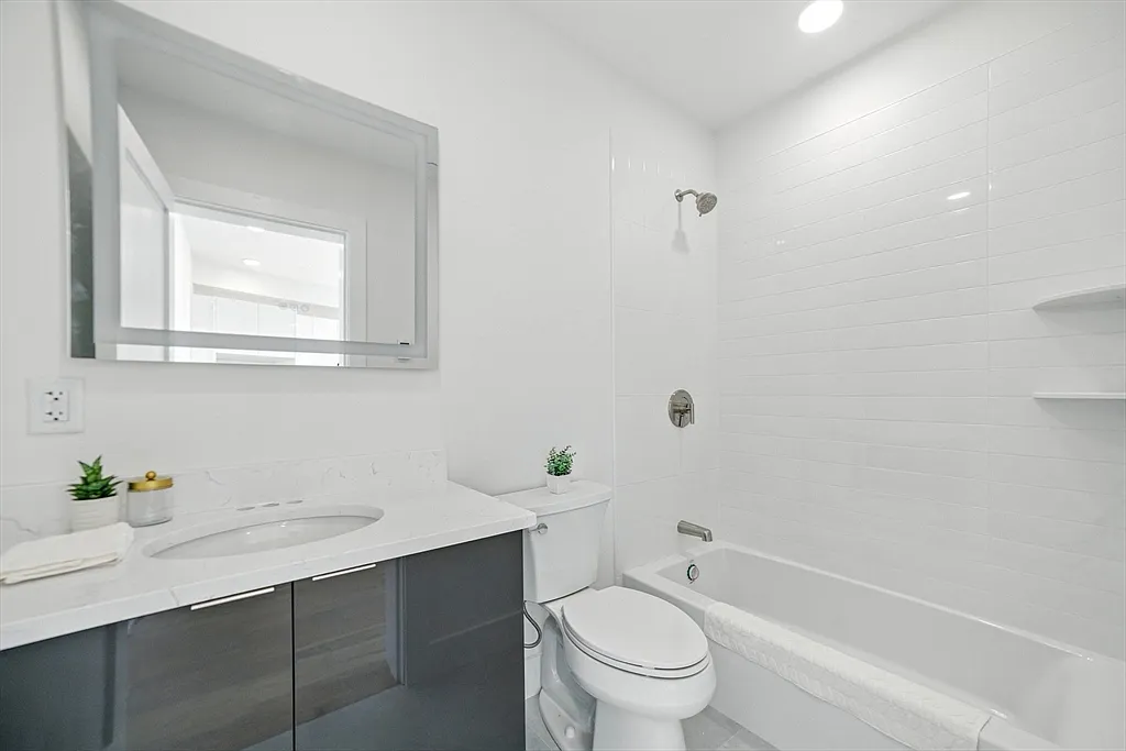 Building Photo - 40 Hichborn St #202