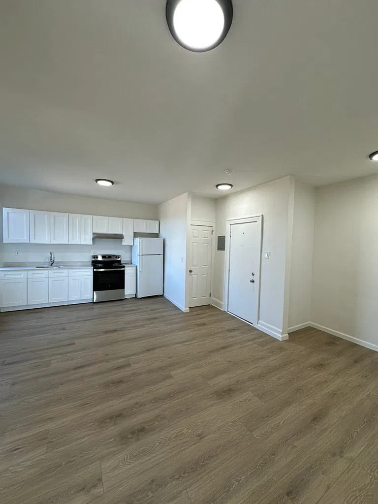 951 Edgewater Ave — Photo 2